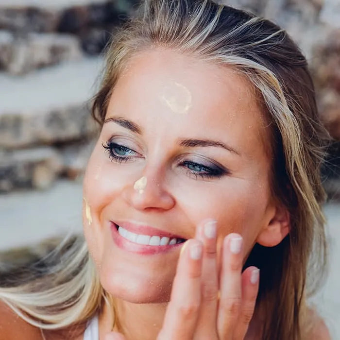How to Reapply Sunscreen Over Makeup Without Messing Up Your Look